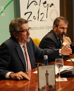 Luis Pizarro y el delegado del Gobierno en Cádiz, Gabriel Almagro, durante la pr