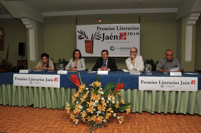 La presidenta del jurado de Poesía, Francisca Aguirre; la directora territorial 