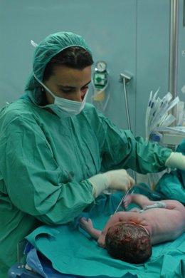 Una enfermera asiste un parto