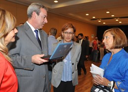 Álvarez de la Chica, durante el acto de entrega de los portátiles a los profesor