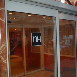 nh hoteles hotel puerta logo entrada
