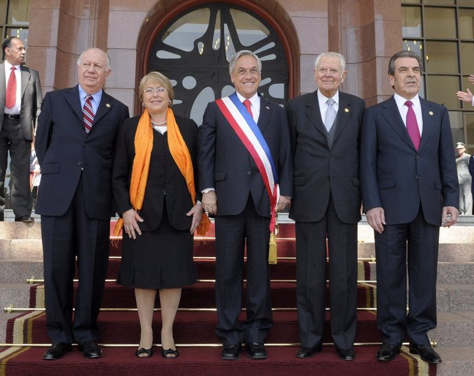 El presidente de Chile, Sebastián Piñera, acompañado de los ex mandatarios Patri