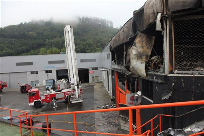 Un incendio calcina el concesionario de motocicletas y quads Txarandaka de Bera.