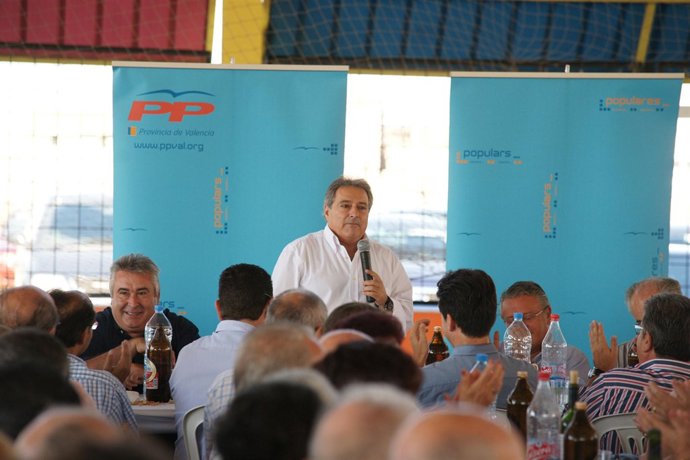 Rus interviene durante un almuerzo en El Oliveral.