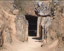Entrada al dolmen de Viera en Antequera