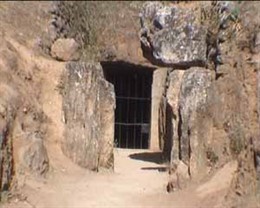 Entrada al dolmen de Viera en Antequera