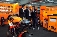 El vicepresidente Biel visita los boxes de Jorge Lorenzo y Dani Pedrosa