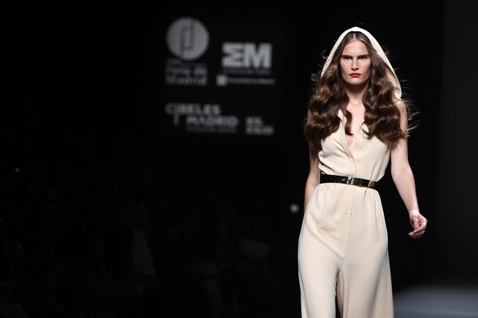 Modelo de Teresa Helbig en Cibeles Madrid Fashion Weej