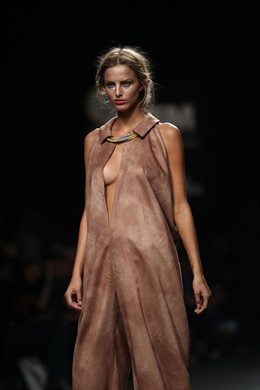 Modelo de Antonio Alvarado en Cibeles Madrid Fashion Week