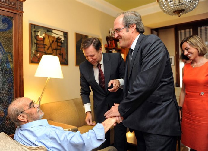 Labordeta recibe la Gran Cruz de la Orden Civil de Alfonso X el Sabio