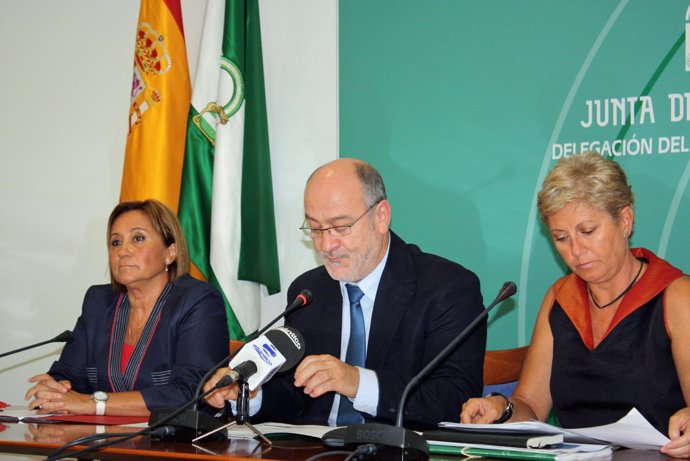 El delegado de la Junta de Andalucía, Manuel Alfonso Jiménez, junto a la directo