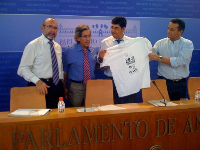 Diego Valderas, acompañado de otros diputados de IULV-CA