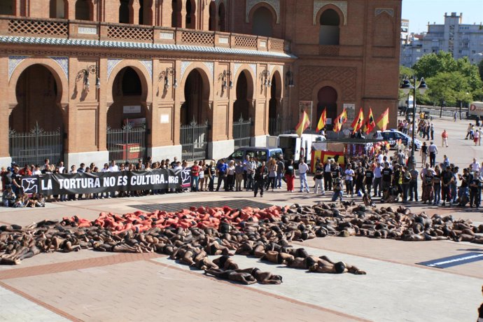 Protesta antitaurina frente a la plaza de Las Ventas
