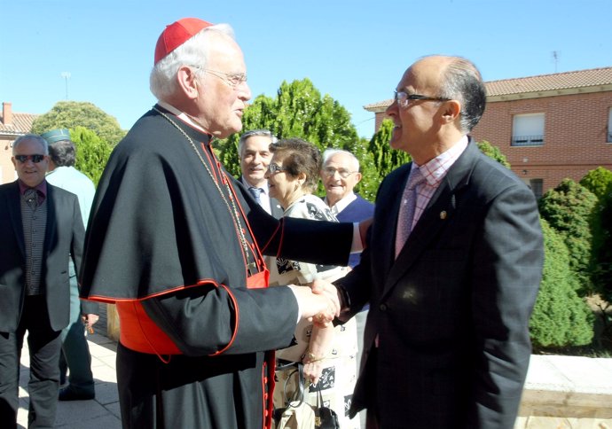 El cardenal Amigo saluda al presidente Diputación de Valladolid, Ruiz Medrano