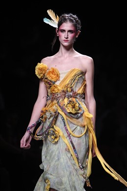 Modelo de Victorio & Lucchino en Cibeles Madrid Fashion Week