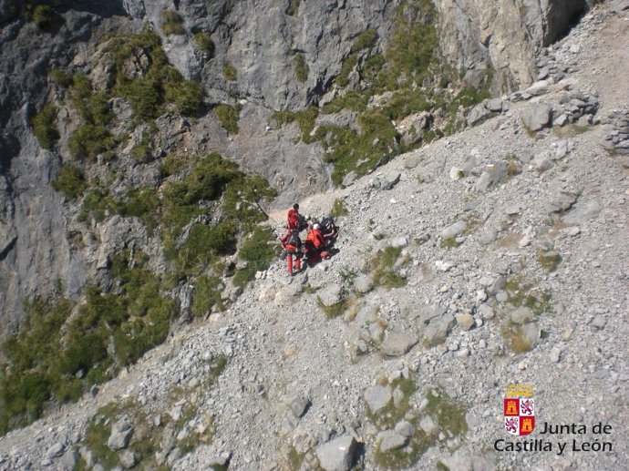Rescate de una mujer en la Canal de Pedabejo, en Posada del Valdeón (León)