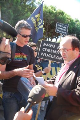 Entrega petición a Miquel Iceta