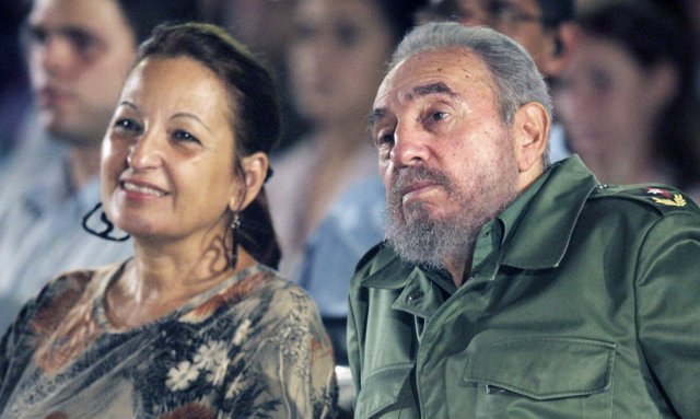 presidente de Cuba, Raúl Castro y la ministra de Industrias Básicas, Yadira Garc