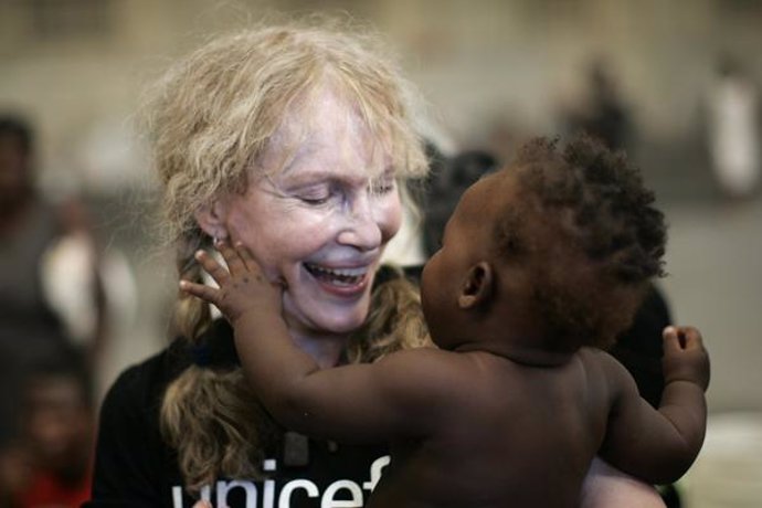 Mia farrow en Dafur con unicef