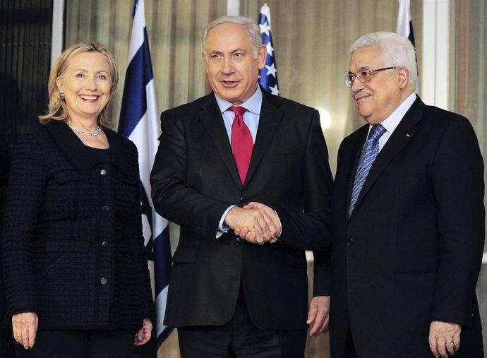 Netanyahu recibe a Clinton y Abbas en su residencia oficial