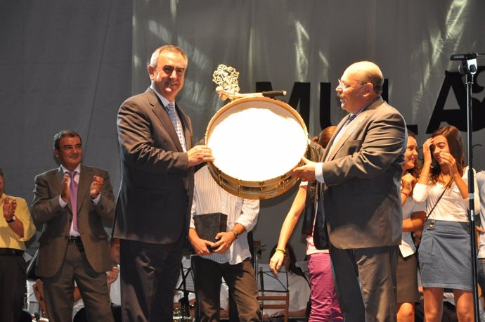 El delegado recibe un tambor