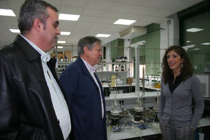 María Ángeles Martín y otros miembros del grupo de investigación