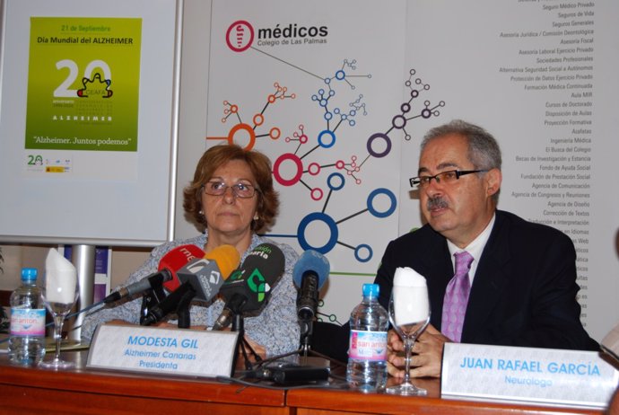 La presidenta de Alzheimer Canarias, Modesta Gil, y el neurólogo especialista en