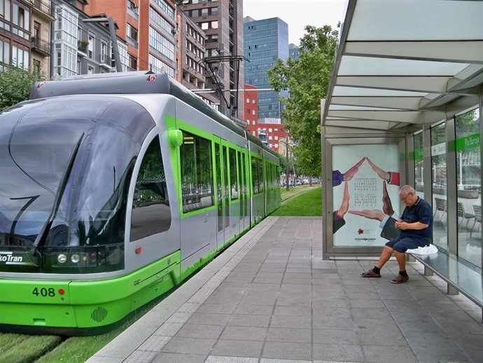 El tranvía bilbaíno llegando a la estación de Pio Baroja