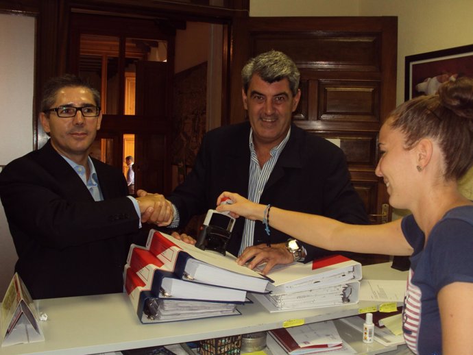 el concejal de Urbanismo, Manuel López, y el representante de Dhul, al registrar