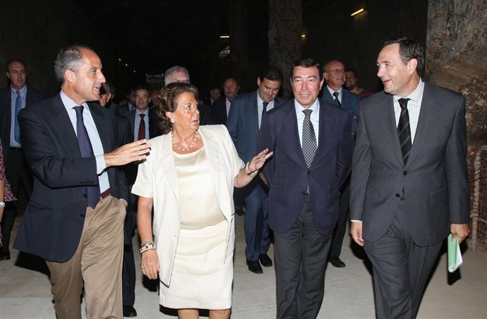 Un momento de la visita a las obras de la Línea 2 de metro