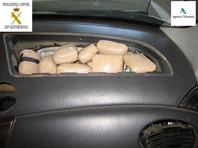 Droga oculta en el hueco del airbag