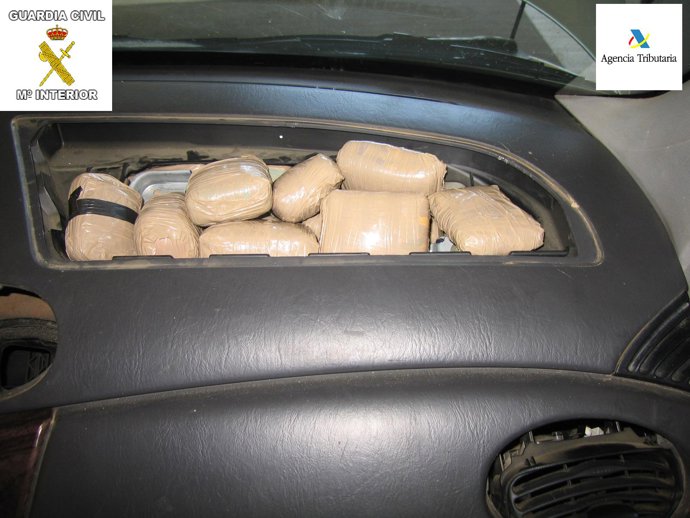 Droga oculta en el hueco del airbag