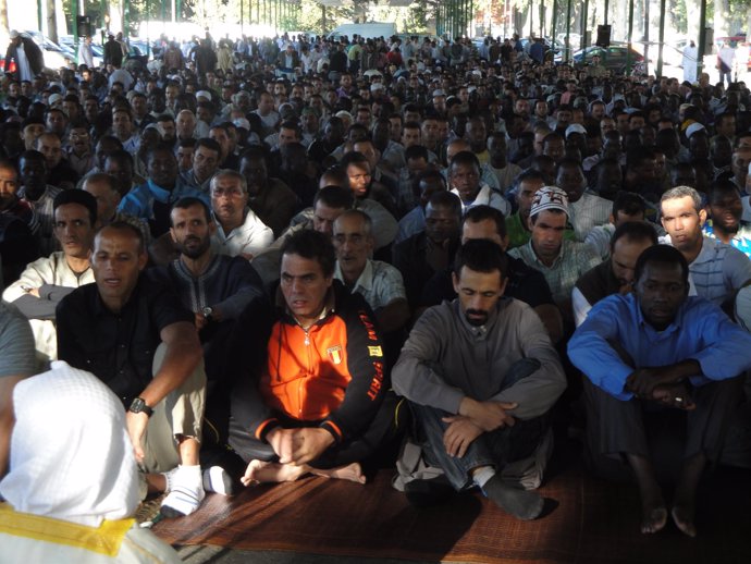 Muslmanes rezando en los Camps Elisis de Lleida en el último día del Ramadán. 10