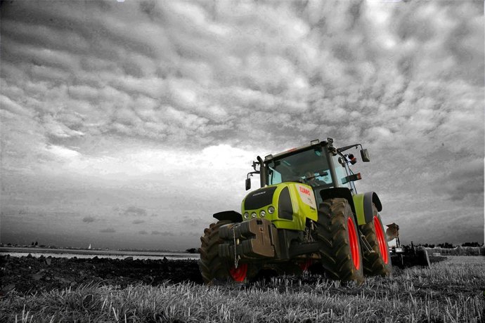 Tractor con nuevo neumático Firestone