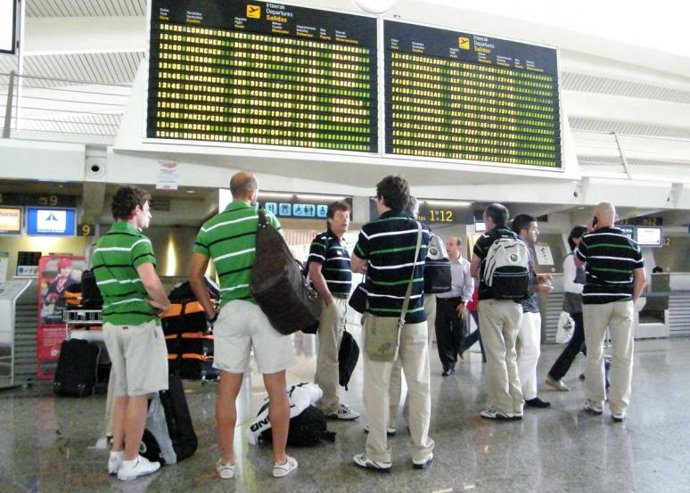 jugadores del Racing en un aeropuerto