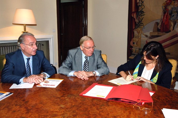 José Santiago Vega, José Luis G.Vallvé y Soraya Rodríguez durante la  firma del 