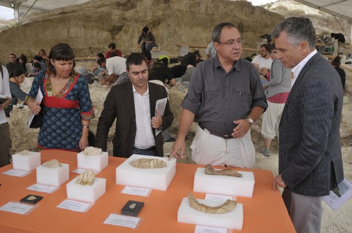 El consejero de Cultura visita las excavaciones de Orce