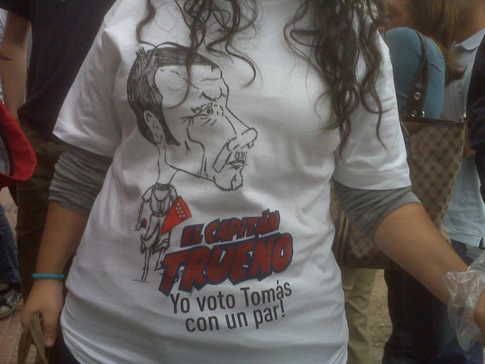 Uno de los jóvenes de Carabanchel con la camiseta de apoyo a Gómez