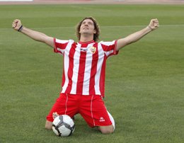 David Bisbal, vestido de la Unión Deportiva Almería