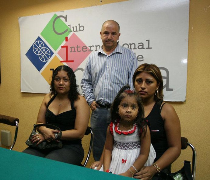 Inmigrantes denuncian el trato recibido en el CIE de Aluche