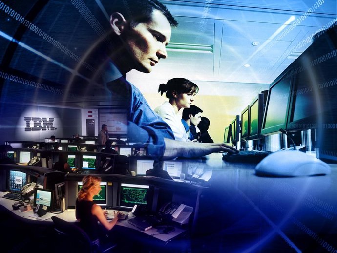 Usuarios empleando ordenadores de IBM.