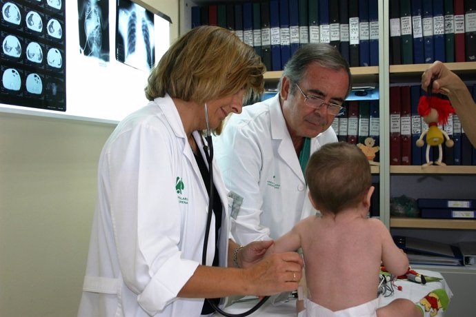 Pediatras tratan a un bebé en el Macarena