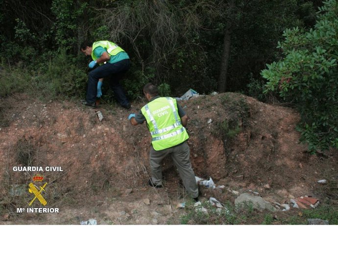Agentes Guardia Civil encontrando armas