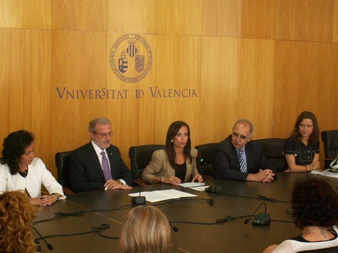 La ministra de Vivienda y el rector de la UV en el acto 