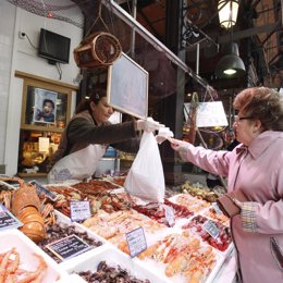 Persona comprando pescado, precios