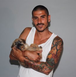 El cantante Álvaro Benito posa con un perro abandonado