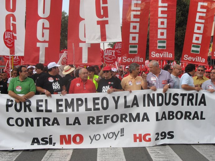 Cabecera de la manifestación contra la reforma laboral y el empleo en la industr