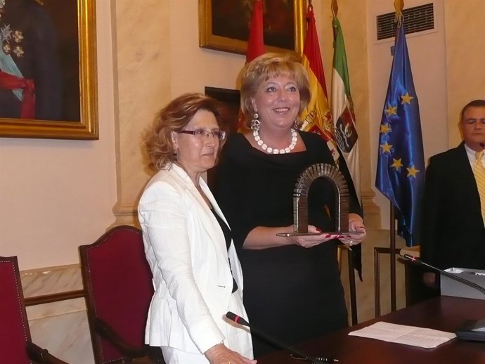 Las alcaldesas de Cáceres y Nentaya