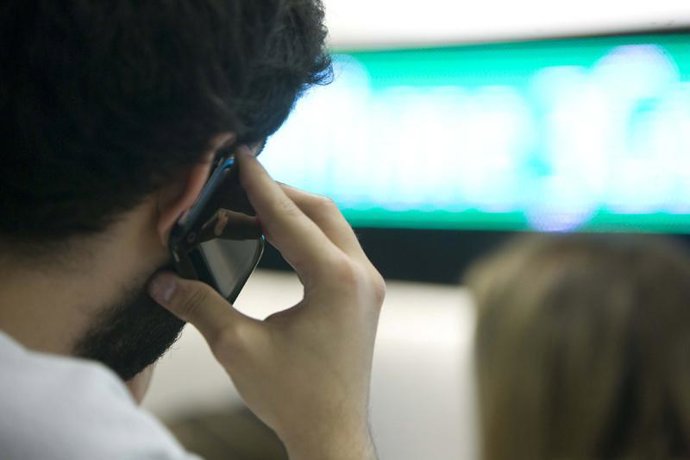 Usuario hablando por un teléfono móvil