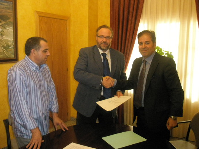 El delegado provincial de Economía, Innovación y Ciencia, durante la entrega del